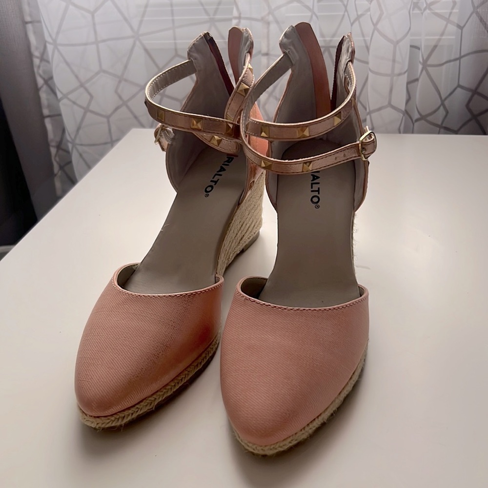 Size 8 . Worn once. Light pink